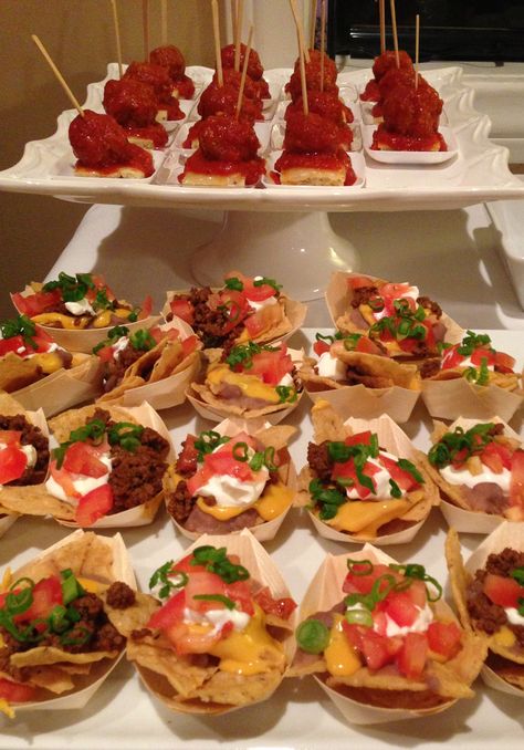 Mini Meatball Bites & Mini Nachos Mini Nachos Cups, Mini Tacos Wedding, Catering Mexican Food Ideas, Cocktail Hour Mexican Food, Noom Healthy Meals, Mini Taco Bites, Mexican Food Catering, Dorm Meals, Meatball Bites