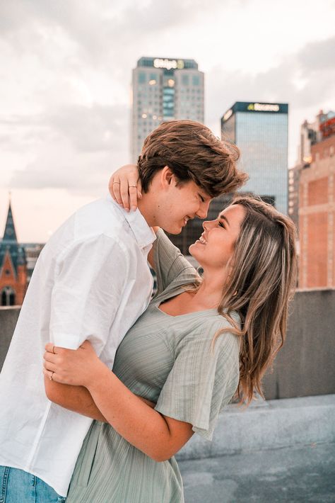 Photo Ideas With Husband, Love Picture Couple, Couples Photoshoot Poses Downtown, Poses For Pics With Boyfriend, Photo Shoot For Couples Posing Ideas, Cute Love Couple Photo Poses, Photo Shoot Poses For Couples, Couple Poses For Pictures Instagram, Self Portrait Couple