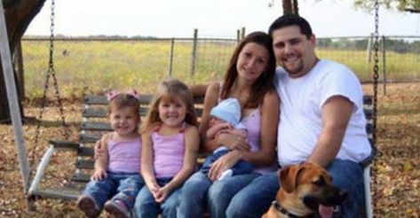 Can You Spot Why This Creepy Photo Of A Family Sitting On Bench Is Going Viral? Bizarre Photos, Ghost Videos, Funny Kid Memes, Funny Black Memes, Creepy Photos, Black Memes, Supernatural Pictures, Inspirational Movies, Strange Photos