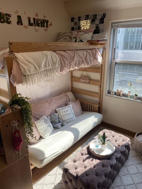 Pink Dorm Room Ideas Aesthetic, Dorm Room Couch Ideas, University Dorm Room Decor Small Spaces, Dorm Room Inspiration Lofted Bed, Lofted Dorm Beds Ideas, Ra Dorm Room Ideas, College Dorm Room Ideas Loft, Dorm Room Lofted Bed, Green College Dorm