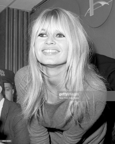 News Photo : Brigitte Bardot greets the press a Kennedy... Bardot Fringe, Brigitte Bardot Hair, Bardot Bangs, Bardot Hair, Bridgitte Bardot, Bridgette Bardot, Bridget Bardot, Bardot Style, Bouffant Hair