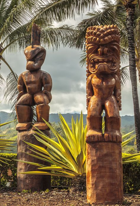 Polynesian tiki carvings on Oahu, Hawaii Hawaii Scenery, Tiki Ideas, Totem Tiki, Tiki Hawaii, Hawaii Tiki, Tiki Statues, Polynesian Islands, Polynesian Art, Tiki Totem