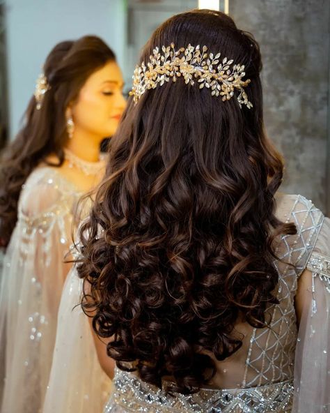 Engagement Front Hairstyles, Hairstyle For Engagement Bride In Saree, Lehanga Hair Styles For Bride, Hairstyles For Lehanga, Reception Hairstyles Indian, Engagement Hairstyles Indian, Messy Braided Hairstyles, Reception Hairstyles, Hair Style On Saree