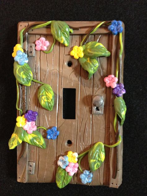 Apagador de puerta de hadas hecho con polimero Fimo, Light Switch Covers Diy, Faerie Door, Light Clay, Clay Fairies, Play Clay, Light Switches, Fairy Door, Fairy Doors