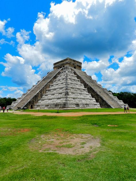 Aztec Pyramids, Aztec Temple, Chichen Itza Mexico, Madara Wallpaper, Mayan Culture, Pretty Landscapes, Streetwear Men, Exotic Places, Mayan Ruins