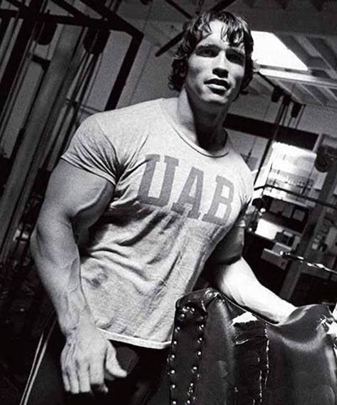 UAB Gym wear training top Arnold Schwarzenegger Gym, Arnold Bodybuilding, Gym Clothes For Men, Arnold Photos, Arnold Schwarzenegger Bodybuilding, Schwarzenegger Bodybuilding, Gym T Shirt, Aesthetics Bodybuilding, Powerlifting Motivation