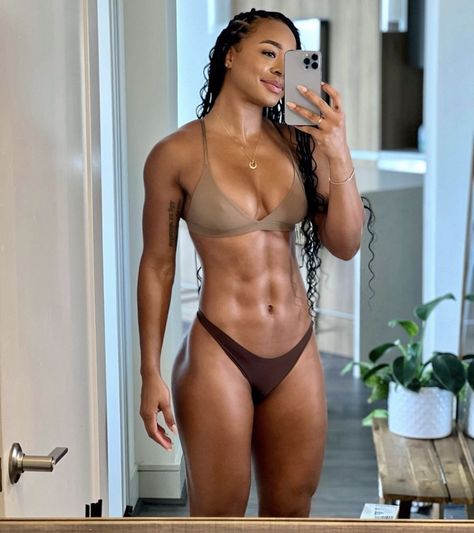 Black Woman With Muscles, Fit Athletic Female, Black Women Athletes, Tone Women Body Pictures, Athletic Body Type Black Women, Black Woman Athlete, Abs Woman Inspiration, Toned Body Type Black Women, Gym Body Goal Black Women