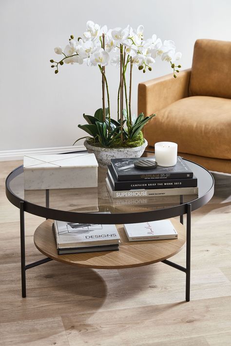 Glass Coffee Table Decor, Round Coffee Table Styling, Round Living Room Table, Round Coffee Table Decor, Coffee Table Decor Living Room, Circle Coffee Tables, Tafel Decor, Steel Coffee Table, Table Decor Living Room