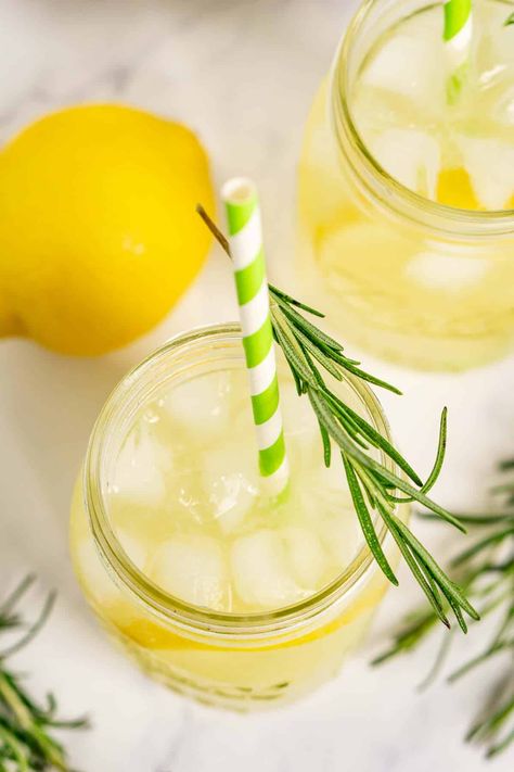 This EASY Rosemary Lemonade recipe has 4 ingredients and uses homemade rosemary simple syrup to flavor and sweeten the lemonade. Your house will smell FANTASTIC when you make this lemonade thanks to the easy rosemary syrup. This is the perfect holiday drink recipe. If you love herbal drinks and herbal lemonades, give this a try. This is a great recipe to use up fresh rosemary. Rosemary Lemonade Recipe, Fresh Rosemary Uses, Herbal Lemonade Recipe, Lemonade With Simple Syrup, Herbal Lemonade, Rosemary Lemonade, Cucumber Lemonade, Honey Lemonade, Flavored Lemonade