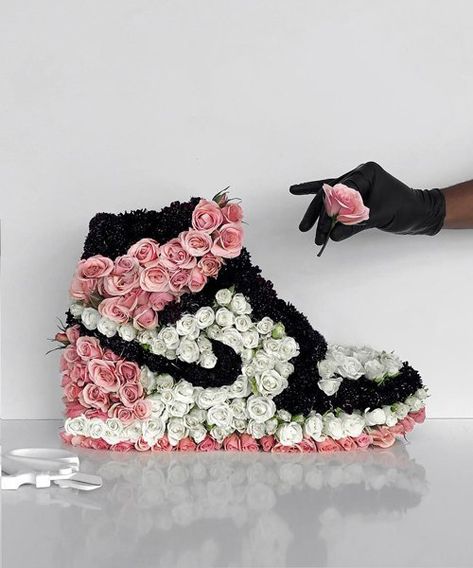 Sneaker Flower Arrangement, Sneaker Balloon Decor, Sweet 16 Flower Bouquets, Sneaker Ball Table Decor, Sneaker Party Ideas, Sneaker Centerpiece Ideas, Sneaker Ball Ideas, Sneaker Ball Centerpieces, Sneaker Gala Party Ideas