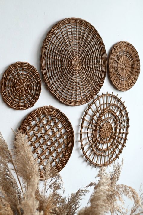 Wicker Wall Art, Hanging Baskets On Wall, Basket Wall Decor Modern, Diy Basket Wall, Baskets On The Wall, Basket Wall Boho, Wicker Plates, Plates Wall Decor, Basket Walls