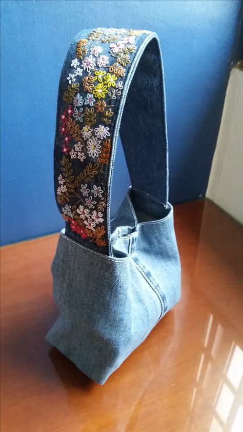 Patchwork, Upcycling, Diy Denim Bag Pattern, Recycle Denim Bag, Denim Diy Bag, Diy Denim Bags, Bags With Embroidery, Jeans Bags Ideas, Jean Bags