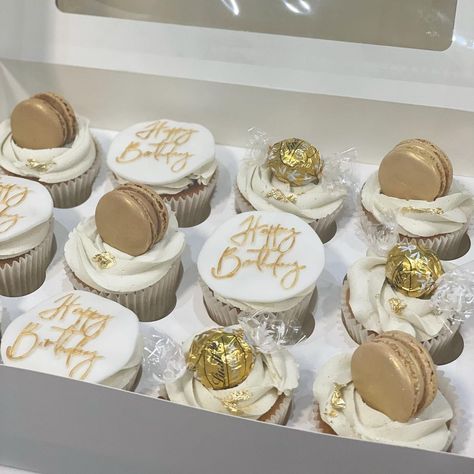 Birthday Themed Cupcakes, White And Gold 50th Birthday Decorations, White And Gold Birthday Party Ideas, White Cake Ideas Birthdays, Gold Cupcakes Birthday, Cream And Gold Birthday Cake, White Gold Birthday Theme, 50th Birthday Cupcake Ideas, 18th Golden Birthday Ideas