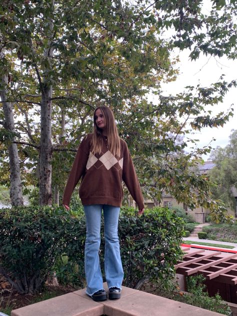 Flare Jeans Autumn Outfit, Flare Fall Outfits, Outfit Ideas For Flared Jeans, Sweater Flare Pants, Oversized Sweater And Flare Jeans, Oversized Flared Jeans Outfit, Flare Jeans Outfit Winter Aesthetic, Jeans And Sweater Outfit Aesthetic, Dark Flare Jeans Outfit Fall