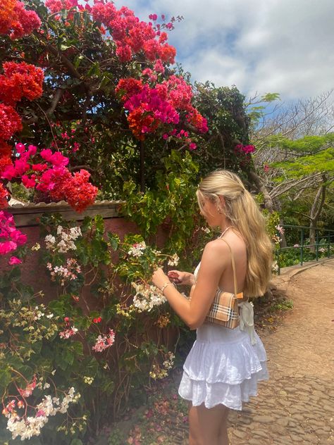 botanical garden summer fit xoxo Woman In Garden Aesthetic, Garden Insta Pics, Insta Photo Ideas With Flowers, Denver Botanical Gardens, Instagram Garden Pictures, Garden Pictures Aesthetic, Looking At Flowers Pose, Garden Pictures Instagram, Garden Posing Ideas