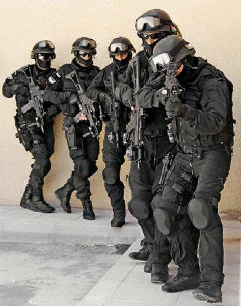 Swat team strapped up; one day I will be apart of this team. A team I've dreamed of for so long. Swat Police, Tactical Armor, Swat Team, Military Special Forces, Special Force, Men In Black, Special Ops, Military Gear, Military Police