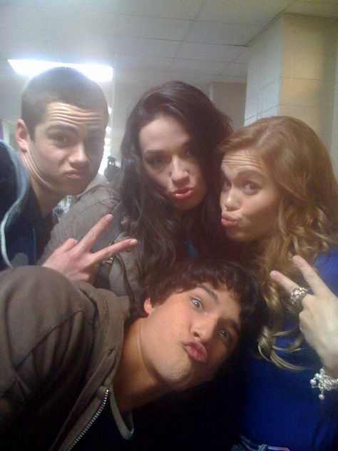 Dylan O'Brien, Crystal Reed, Holland Roden, and Tyler Posey -- Teen Wolf Cast Teen Wolf Poster, Tenn Wolf, Teen Wolf Movie, Charlie Carver, Wolf Team, Teen Wolf Quotes, Teen Wolf Memes, Dylan Sprayberry, Teen Wolf Funny