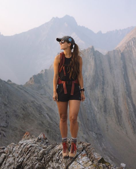 Hiking Boots And Dress Outfit, Women’s Hiking Fashion, Sporty Looks Women, Hiking Outfit Flannel, Backpacking Summer Outfits, Practical Travel Outfits, Colorado Capsule Wardrobe, Patagonia Rain Jacket Outfit, Hiker Outfits For Women