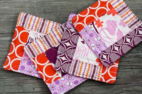 Quilted Logcabin Coaster Tutorial .Amazing way to use up fat quarters or scraps-- requires 5 different fabrics/batting... Cabin Coasters, Coaster Tutorial, Quilting Digest, Fabric Styles, Quilted Coasters, Mug Rug Patterns, Quilted Potholders, Fabric Coasters, Small Sewing Projects