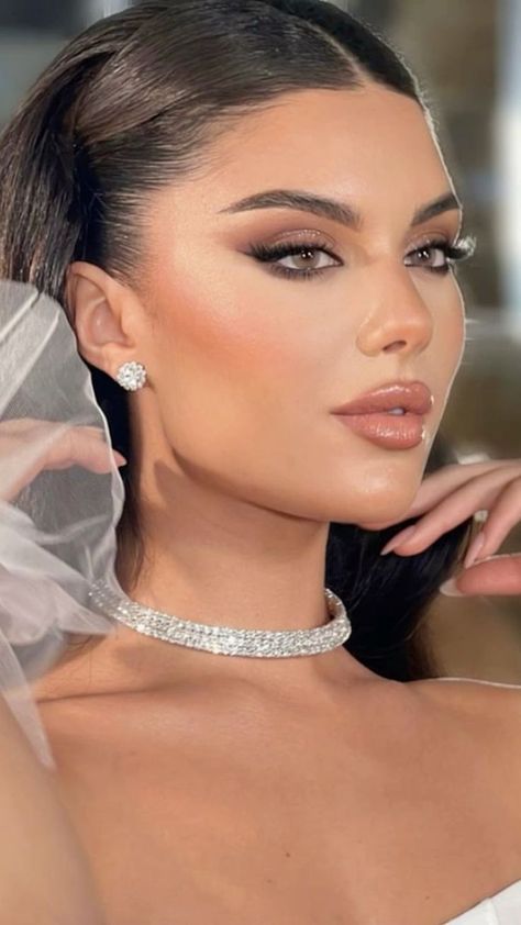 Makeup Ideas White Dress, Indian Engagement Makeup Looks, Birthday Party Makeup Looks, Makeup Look For Wedding, Full Hairline, Old Hollywood Glamour Makeup, Pakistani Makeup Looks, Hollywood Glamour Makeup, Bride Eye Makeup