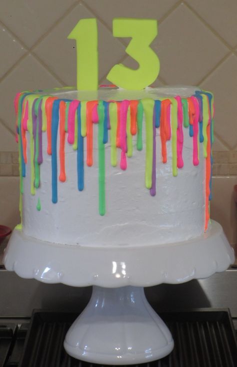 Neon Birthday Cake Ideas Bright Colors, Glow Theme Birthday Cake, Neon Theme Birthday Party Ideas, Neon Color Birthday Cake, Glow In The Dark Party At Home, Glow Party Cake Pops, Glow Table Decorations, Daytime Neon Party, Glow Theme Cake
