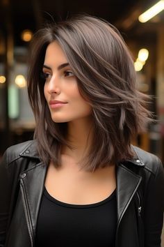 Shoulder Length Hair, Layered Haircuts Shoulder Length, Medium Length Wavy Hair, Makijaż Smokey Eye, Shoulder Length Hair Cuts, Haircuts For Long Hair, Short Hair With Bangs, Medium Hair Cuts, Layered Hair