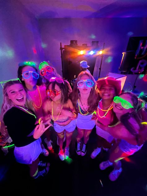 Outside Bday Party Ideas, Neon Birthday Activities, What To Do At Birthday Parties, Pool Party Neon Night, Big Birthday Party Ideas, Neon Birthday Party For Teens, Glow In The Dark Pool Party, Neon Birthday Party Ideas, Neon Night Party