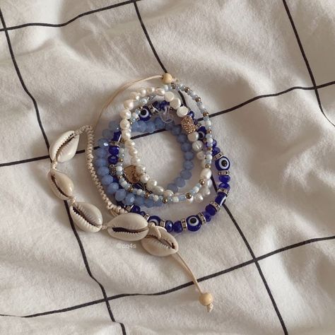 Bracelet Jewelry Aesthetic, Mermaid Inspired Accessories, Summer Vibes Bracelets, Conch Shell Bracelet, Jewelry Blue Aesthetic, Blue Summer Bracelets, Aesthetic Summer Accessories, Aesthetic Jewelry Bracelets, Blue Bracelets Aesthetic