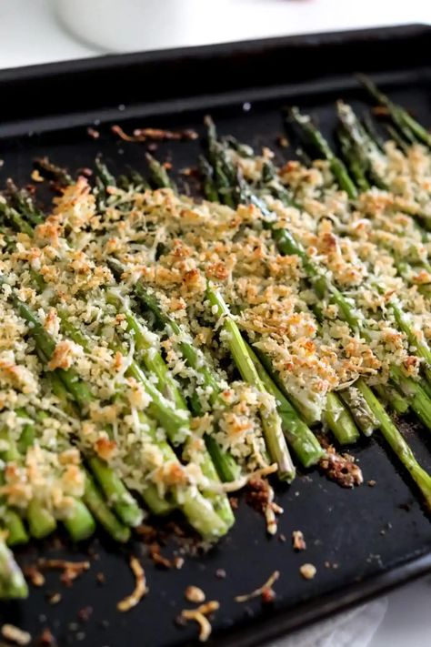 Roasted Asparagus Parmesan, Asparagus In Oven, Garlic Parmesan Asparagus, Cooked Asparagus, Asparagus Parmesan Recipes, Roasted Garlic Asparagus, Asparagus Garlic, Easy Asparagus Recipes, Asparagus Recipes Roasted