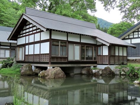 Unique Features of a Traditional Japanese House | Japan Wonder Travel Blog Japanese Farmhouse Exterior, Japan House Modern Japanese Style Interior Design, Ancient Japanese House, Japan Modern House Japanese Style, Japan House Design Modern, Anime Japanese House, Traditional Japanese House Anime, Japan Architecture House, Traditional Japanese House Exterior