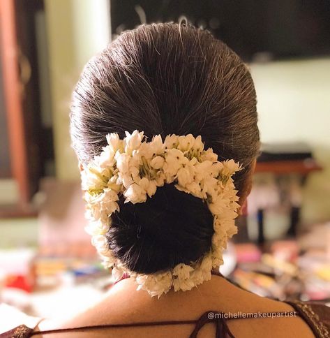 Michelle Rai on Instagram: “Low bun with gajra✨ @vidyatikari  @levospalon @cosmoprofbeauty @vaidaartigomes  #lowbunhairstyle #withgajrabun #weddinghairstyles…” Hair Bun Design, Low Bun Wedding Hair, Bun Ideas, French Roll Hairstyle, Hair Style On Saree, Double Buns, Sophisticated Hairstyles, Bridal Bun, Girl Hair Colors