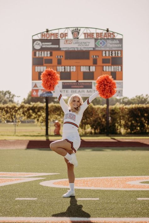 Cheer Photo Poses, Cheer Photography Poses, Cheerleading Senior Pictures, Softball Pictures Poses, Cheerleading Picture Poses, Dance Team Photos, Senior Cheer Pictures, Cheerleading Pics, Cheerleading Poses