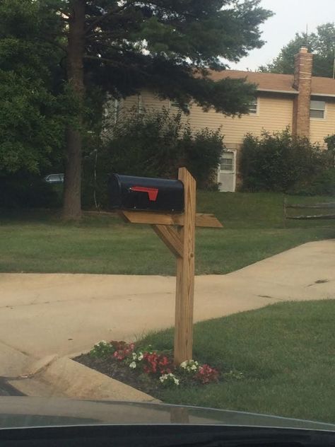 Farmyard Landscaping, Mailbox Landscaping Ideas, Farmhouse Mailboxes, Mailbox Stand, Canoe Storage, Beautiful Mailbox, Old Mailbox, Well House, Wooden Mailbox