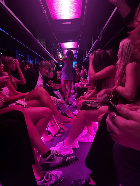 Prom Inspo Decoration, Prom Party Bus Aesthetic, Party Bus Sweet 16, Party Bus Photoshoot, Party Bus Decorations Birthday, Party Bus Ideas Birthday, Party Bus Birthday Ideas, Party Bus Pictures, Quince Party Bus