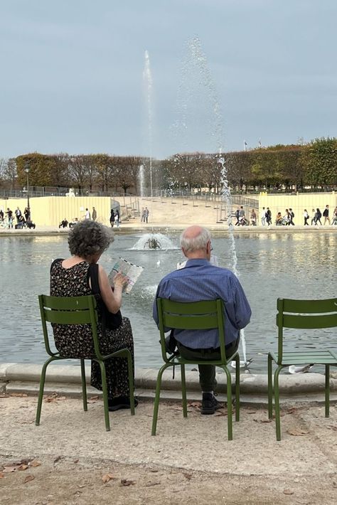 Old People Traveling, People Watching Photography, People In Public Photography, People Watching Aesthetic, Everyday People Photography, Quiet Era, Paris People, Random Poses, People In Public