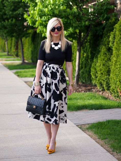 Splatter-print black and white skirt, black top, white statement necklace, heels with a pop of color Meeting Outfits, Skirt Labuh, Stylish Office Wear, Weekend Mode, Meeting Outfit, Australian Style, Closet Tour, Women Styles, Corporate Wear