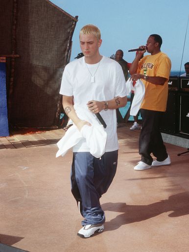 Eminem Eminem Fashion, Hip Hop 90, 90s Outfit Party Hip Hop, Eminem Style, 90s Fashion Guys, 90s Outfits Party, The Slim Shady, 90s Fashion Outfits Hip Hop, Fashion Guys