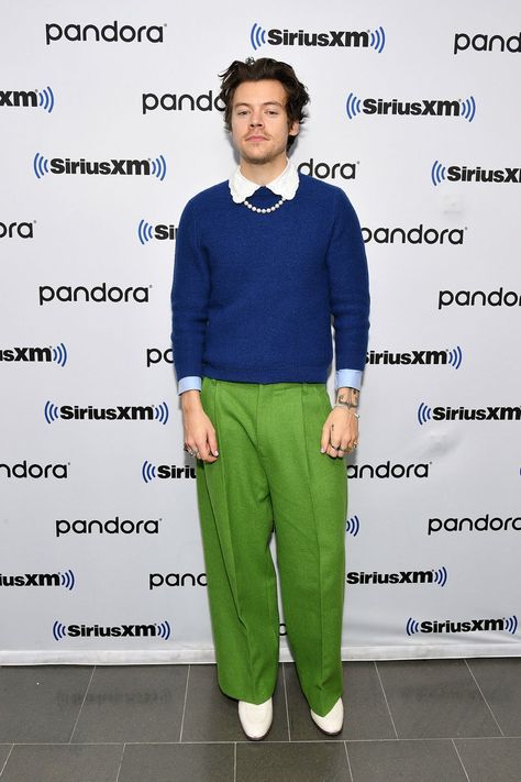 Harry Styles Dresses Like A Classy Grandma, And It Works | HuffPost Life Harry Styles Green, Harry Styles Fits, Harry Styles Looks, Harry Styles Sweater, Harry Styles Clothes, Harry Styles Gucci, Outfit New York, Harry Outfits, Harry Styles Outfit