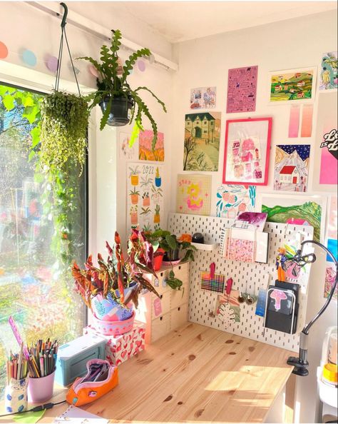 Room Decor Bedroom Artistic, Art Room Inspo Aesthetic, Art Studio Colorful, Retro Craft Room, Cozy Art Studio Ideas, Colorful Craft Room, Art Studio Inspiration, Studio Decorating Ideas, Colorful Home Office