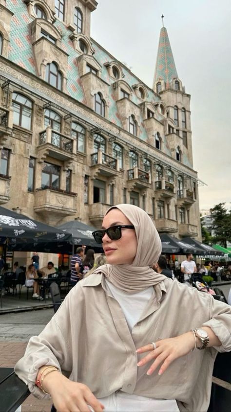 Singapore Hijab Outfit, Amusement Park Outfit Hijab, Pink Hijabi Outfits, Modest Hijabi Outfits Summer, Hijabi Style Summer, Hijabi Vacation, Summer Modest Outfits Muslim, Summer Hijabi Outfits, Modest Outfits Winter