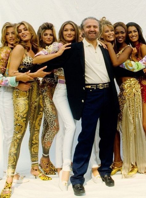 Cindy Crawford, Elaine Irwin, Stephanie Seymour, Carla Bruni, Claudia Schiffer, Naomi Campbell, Yasmeen Ghauri and Gianni Versace Tatiana Patitz, Elaine Irwin, 1990 Style, 90s Versace, Yasmeen Ghauri, Niki Taylor, Versace Vintage, Models 90s, Stephanie Seymour