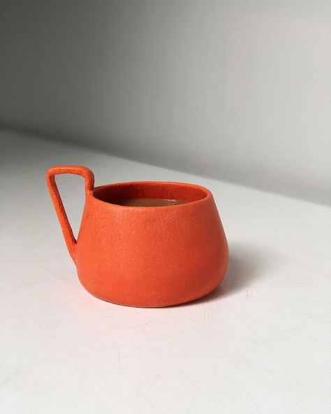 Twin Earth Ceramics on Instagram: “One from the orange squad to brighten up your day 🧡  Handbuilt hug mug in orange, approx 8cm. . . . . . . . . . .  #pottery #ceramics…” Handbuilt Mugs Clay, Ceramic Sponge Holder Pottery, Pottery Class Ideas, Ceramic Glaze Ideas, Handbuilt Pottery Ideas, Earth Ceramics, Handbuilt Ceramics, Hug Mug, Orange Mug