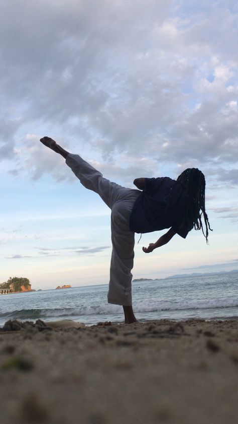 Taekwondo #karate #taekwondo Capoeira, Teen Doctor, Taekwondo Girl, Dark Beauty Photography, Karate Martial Arts, Kickboxing Workout, Karate Girl, Sports Aesthetic, Martial Arts Women