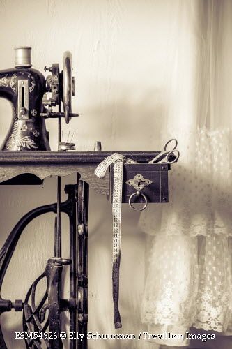 معرض فني, Sewing Aesthetic, Vintage Shabby Chic Decor, Sewing Photography, Old Sewing Machine, Sepia Color, First House, Old Sewing Machines, Vintage Sewing Machine