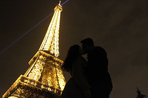 Paris, the city of love. They say that if you kiss under the lights of the Eiffel Tower, your love is eternal. #Love #Paris #Kiss Paris Kiss, City Of Love Paris, Effiel Tower, Eifel Tower, Paris Couple, Eiffel Tower At Night, Paris Dream, Love Paris, City Of Love