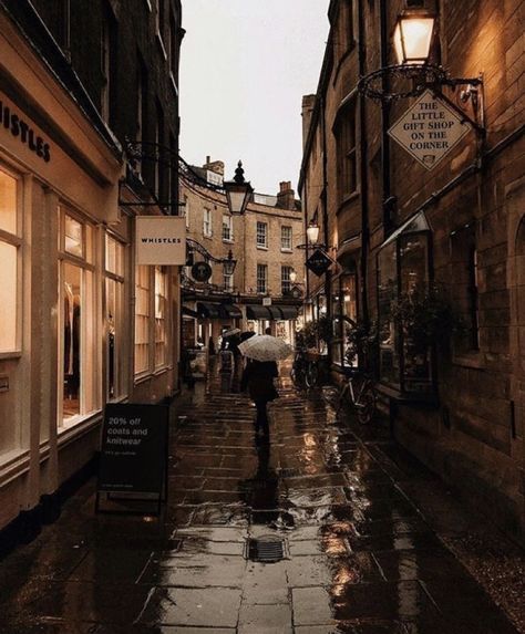 rainy aesthetic town / vintage architecture / cute city / cafe / comment for credit! / cambridge Perjalanan Kota, Dark Acadamia, Fotografi Urban, Fotografi Kota, London Aesthetic, Fotografi Vintage, Hogwarts Aesthetic, Cozy Aesthetic, Tapeta Pro Iphone