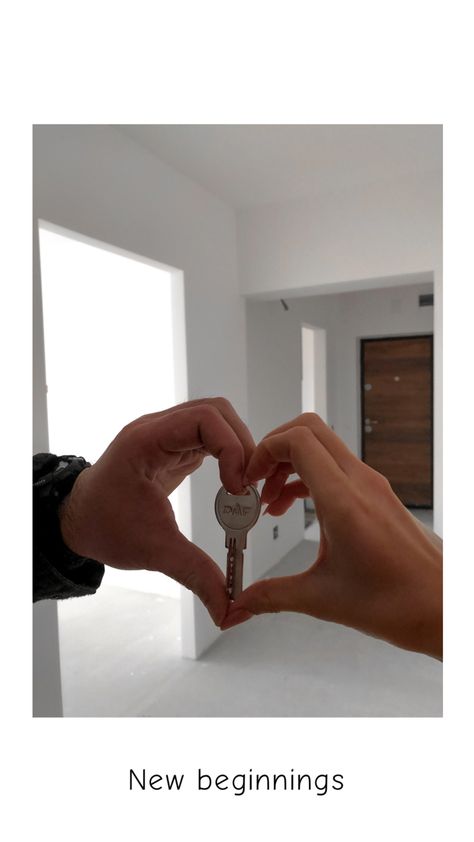 Couples Move In Together Pictures, Big House Vision Board, Moving In With Your Boyfriend Aesthetic Keys, Couple Holding Keys To New House, Home Keys Couple, Couple New Home Aesthetic, Couple Buying House Aesthetic, New House With Boyfriend, Key Home Aesthetic