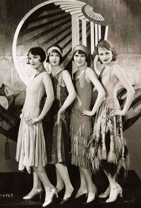 Four Ladies 20s Fashion, 1920 Style, Istoria Modei, Style Année 20, Flapper Girls, 1920s Women, Four Women, 1920 Fashion, Flapper Girl