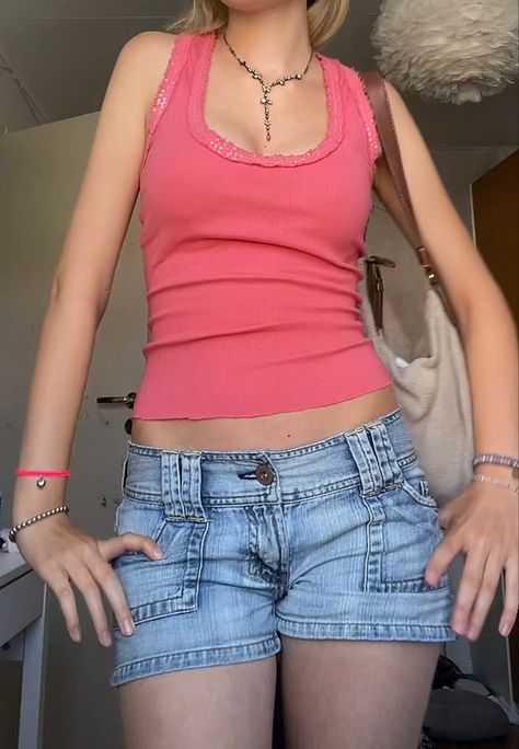 Summer Party Outfit Shorts, Tank Top Outfits With Shorts, Low Waisted Jean Shorts Outfit, Low Rise Shorts Aesthetic, Jean Shorts Tank Top Outfit, Tiny Tank Top Outfits, Short Denim Shorts Outfit Summer, Denim Shorts Outfit Y2k, Summer Fit Inspo Shorts