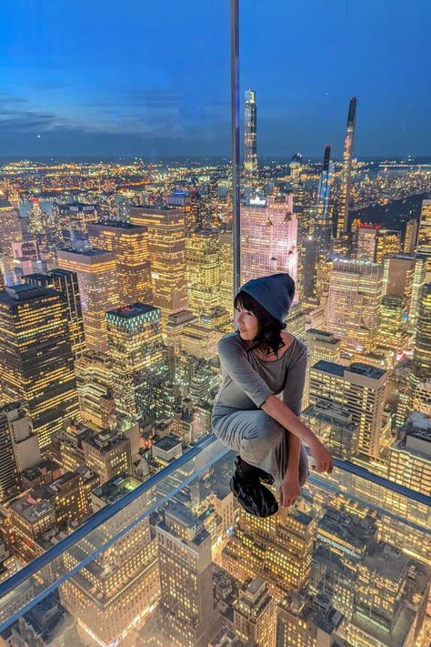 The Edge Photo Ideas, New York City Senior Photos, Empire State Building Picture Ideas, The Edge Nyc Picture Ideas, Aesthetic New York Pictures, Things To Do In Manhattan New York, New York Selfie, Things To Do In New York, Manhattan Outfits